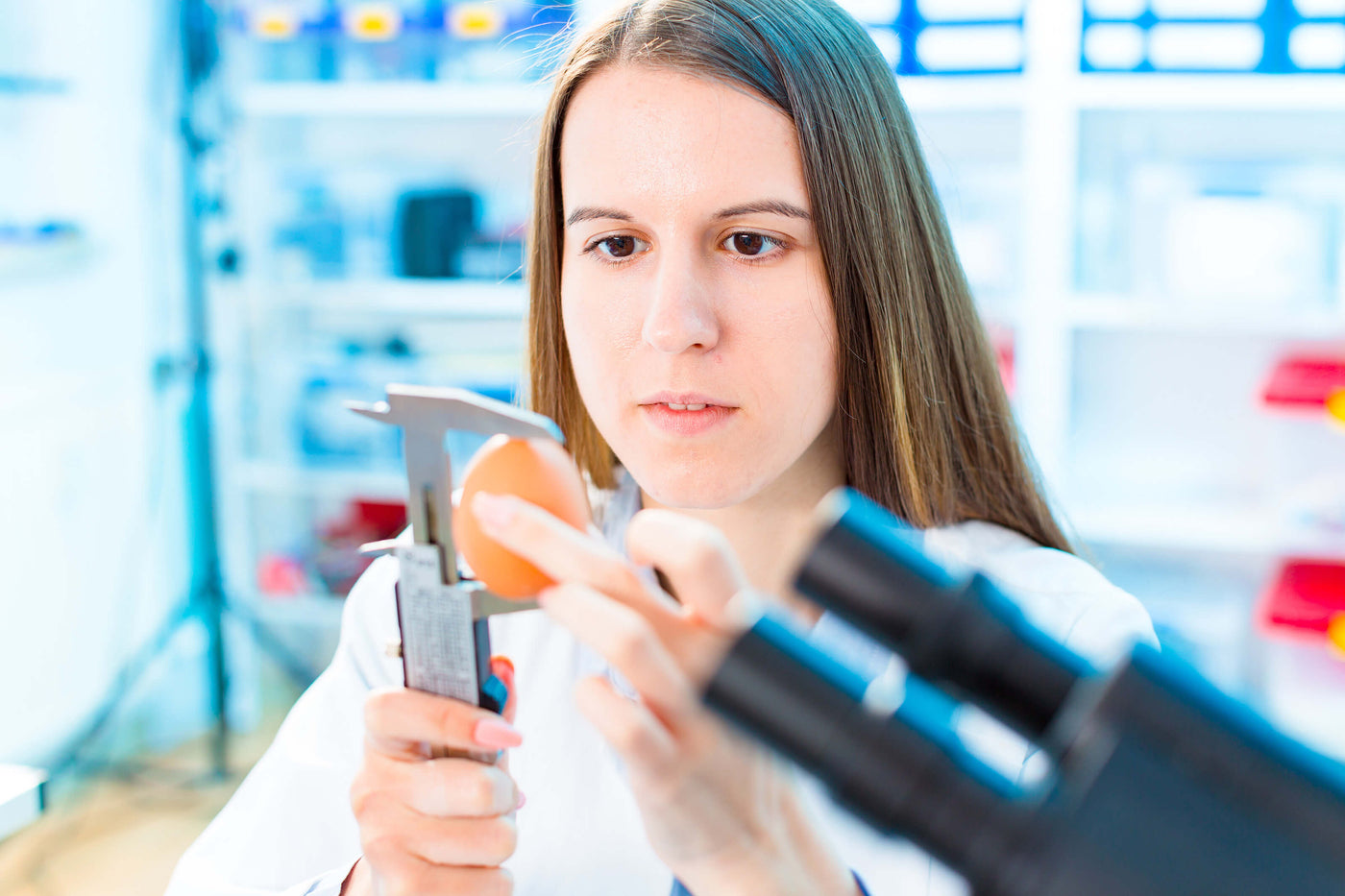 Medición con calibre en laboratorio