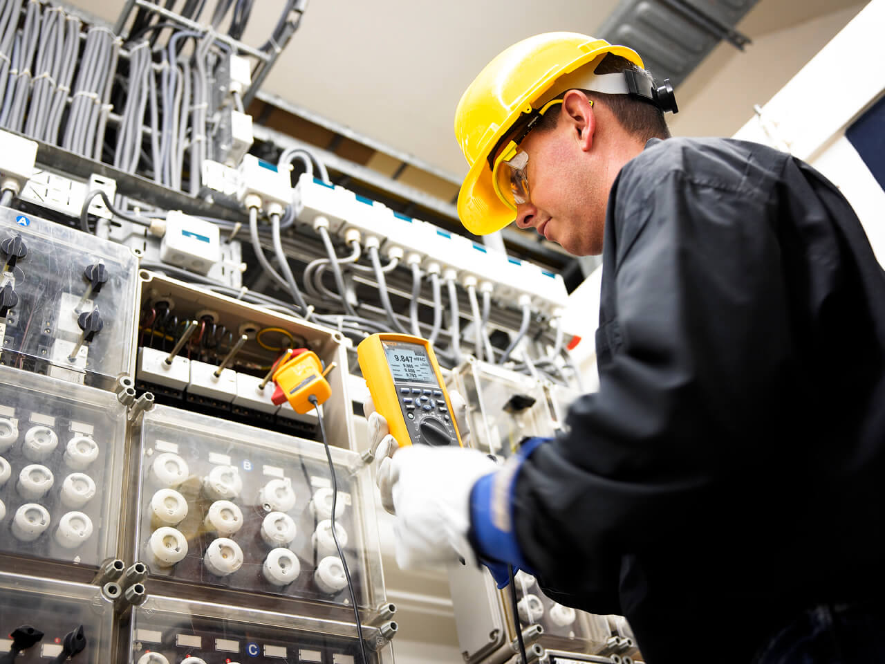 Técnico realizando mediciones eléctricas con multímetro