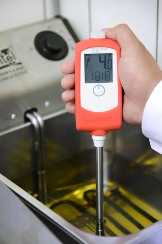 Medidor de calidad del aceite 330 FOM midiendo compuestos polares en freidora